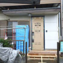 埼玉県蕨市の耐震リフォーム事例・リフォーム中の玄関写真