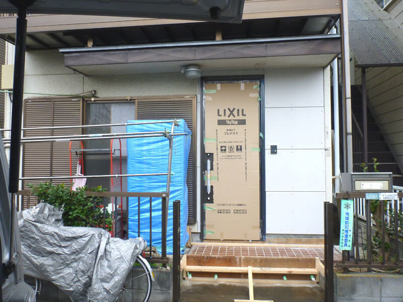 埼玉県蕨市の耐震リフォーム事例・リフォーム中の玄関写真