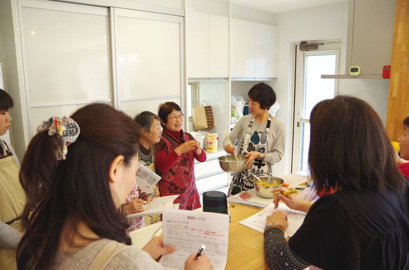 川口市の工務店・水品建工のアンチエイジング料理教室&セミナー・料理中の写真