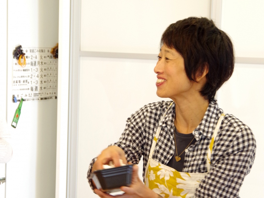 女性のための内臓を温める料理教室&セミナー@川口市において講師が料理方法の説明をする場面
