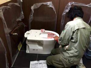 トイレを設置中