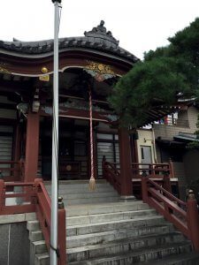 塗装が劣化し、全体的に柱や外観がくすんでいるように見える