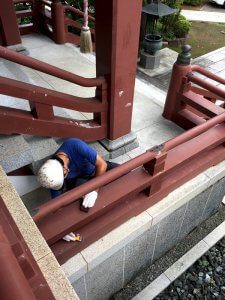 職人が塗装を剥がしている様子