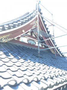 屋根の部分にも足場を組んでいる