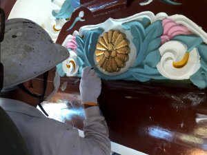 細かい装飾部分についても筆でしっかりと色を塗り直している