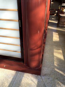 塗装後の柱。ツヤツヤと光っている。