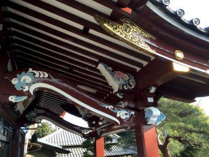 塗装後は、金色の部分や白い部分が鮮やかになっていることが分かる