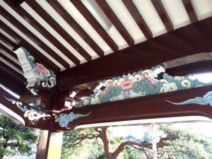 装飾の部分を後ろからみた様子。鮮やかに発色している。