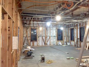 リノベーション中の室内。壁を剥がし、梁・柱が露出した状態にする。