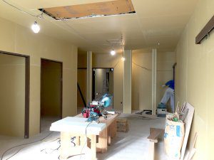 リノベーション中の室内の様子。壁を張り替えた後。