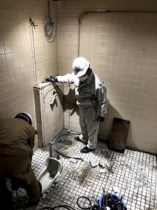 和式の便器を床ごと撤去