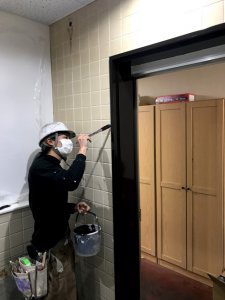 入り口の枠も綺麗に塗装し直す