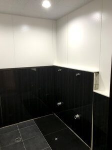 完成までもう一歩だが、既に照明や壁は綺麗にリフォームされている。