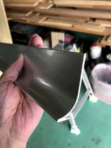 アルミ巾木を近くで見た様子。Rとなっているのが分かる。