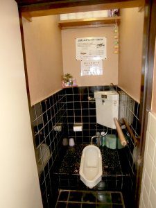 リフォーム前のトイレ。和式トイレで、段差があり、高齢者には使いづらい。