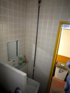 手洗いの横に、工場と繋がった排水管が設置されていた。