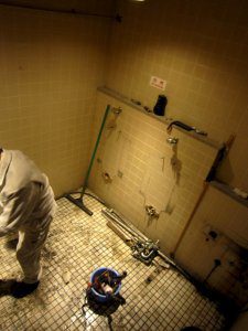 リフォーム工事中の様子。便器や洗面台全てを取り外している