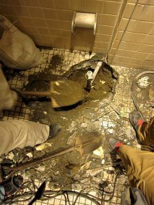 更に、汚れたタイルを剥がしている。