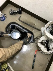 床に穴を開けて和式のトイレを完全に取り払う。