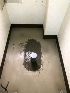 和式トイレの跡をコンクリで埋めた様子。乾くのには1週間ほどの時間が必要だった。