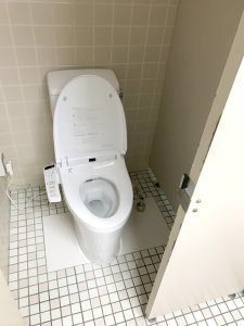 和式トイレを洋式トイレに交換している