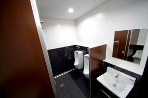 リフォーム後は全体的に明るくなり、便器もピカピカ。床も汚れが目立ちにくい色になっている。