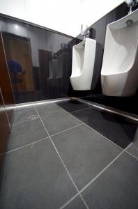 リフォーム後の床の様子。角にホコリがたまらないよう、アルミ巾木を設置している。