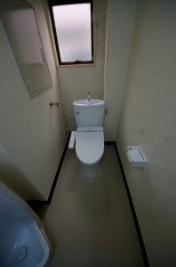 リフォーム後は、個室のパーテションを取り払って、トイレは1人でしか入れないようにした。