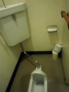 リフォーム前は女子トイレも和式となっていた。