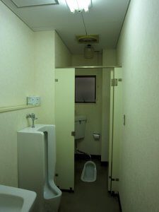 男子トイレの大便器は個室となっている。また、和式トイレ。