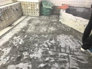 タイルを全て剥がし終わった。