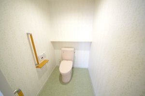 トイレの様子。ごくごくシンプルだが、和式から洋式に変わっている。