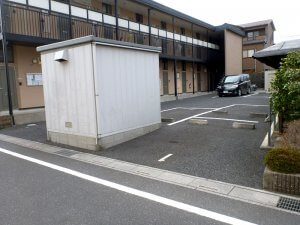 工事前の敷地は駐車場となっており、物置が置かれていた。