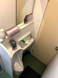 元々洗面台だったところに小便器と小型の洗面台を設置