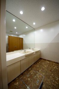リフォーム後の女子トイレは全体的に明るくなり、清潔感がある。