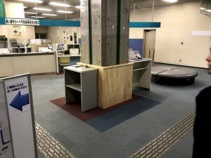 木の板を張ることで汚れを隠して、新たに記入台を設置した