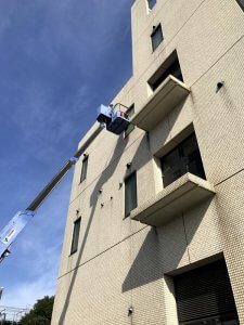 このタイプの窓は外部から取り替えるしか方法がないため、3回までクレーンを伸ばして取替を行った。