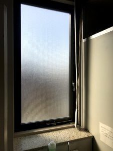 修繕後は、元通りに綺麗な窓となった。