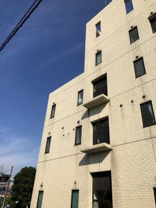 窓を修繕した後の外観。