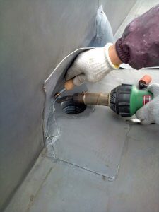 排水口の周りに補強シートを貼っている