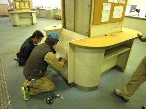 記入台を移設するために解体する。