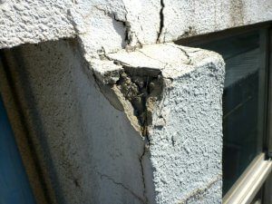 コンクリートに亀裂が入っており、角が欠けている