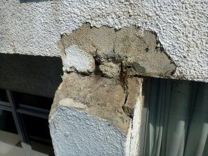 完全に塗装から剥がれて、コンクリートを侵食している