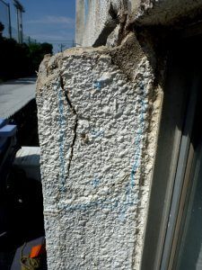 横から見るとコンクリートのひび割れが目立つ