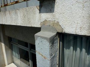 エポキシ樹脂で形成した後の柱亀裂もなくなりコンクリートの剥落もなくなった