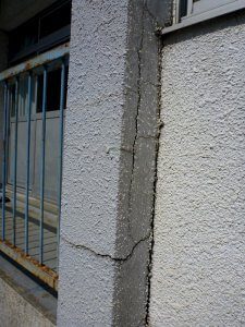 コンクリート表面の塗装が剥がれていない部分でも亀裂が入っており、いつ剥落するかがわからないような状態
