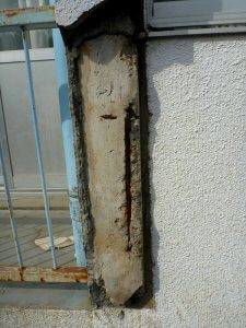 柱のコンクリートが完全に剥落してしまっている。