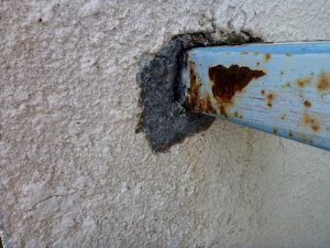 フェンスの根本も腐食により変色している