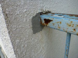 フェンスの根本をエポキシ樹脂で固定