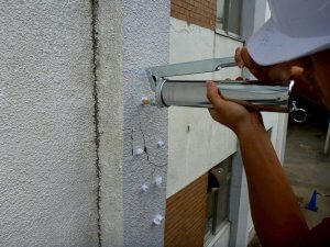 穴にエポキシ樹脂を充填している